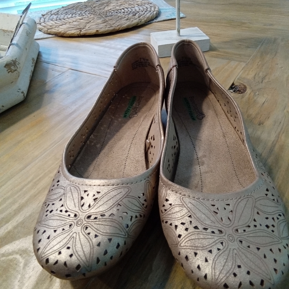 Baretraps Mariah Women's Casual Light Gold Metallic Flats Size 7.5 Lasercut Flor